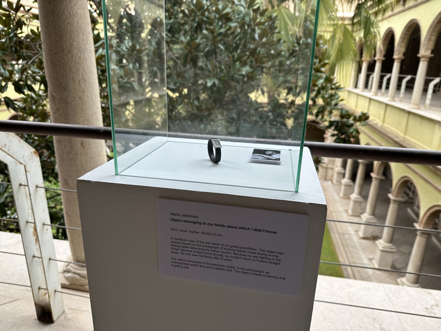 W gablocie eksponowana jest miniaturowa kopia zegarka wskazówkowego