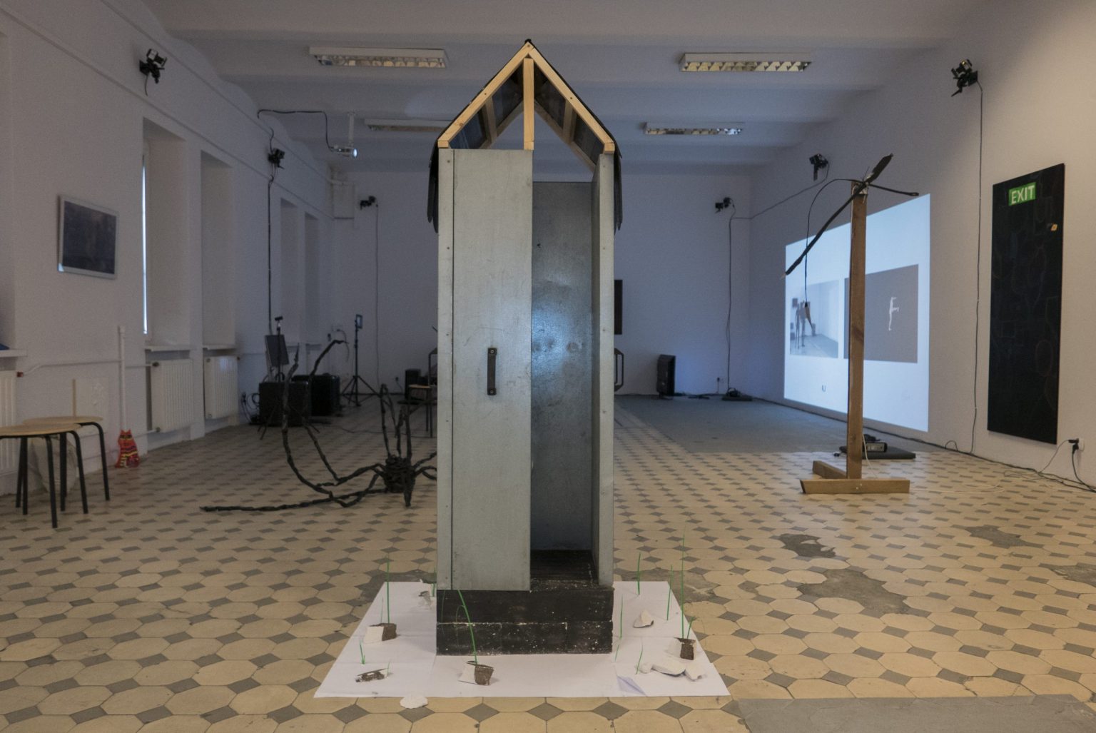 Piotr Kowalski - Domek, obiekt (stal, drewno, gonty, bloczki silikatowe)