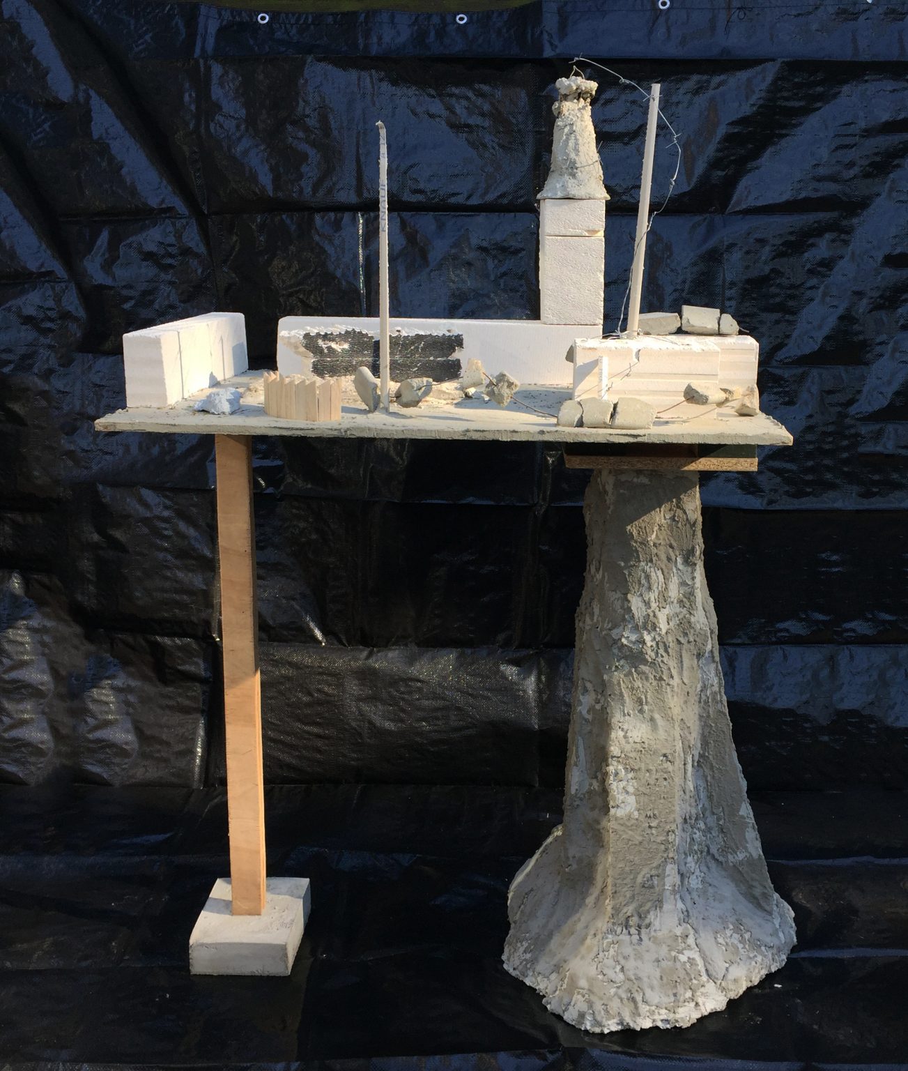 Piotr Kowalski - Stojak 3, obiekt ( cement, stal, bloczki silikatowe, drewno)