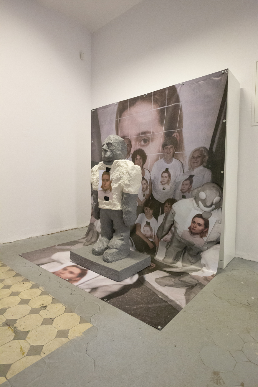 Marcelina Gorczyńska, Rodzina w komplecie - rzeźba z plasteliny (50 cm x 145 cm) na tle baneru (2m x 3m)