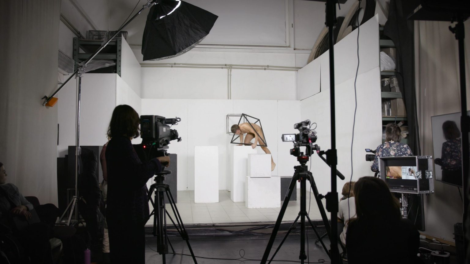 Figura ludzka w ruchu i przestrzeni. Integracja elementów geometrycznych z ruchem modela. // 2 rok / 2020-02