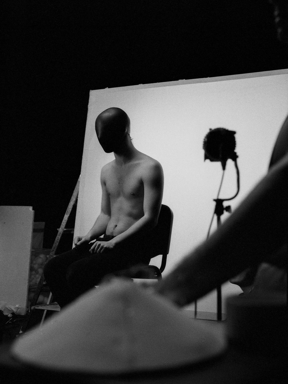 Przestrzenna forma „Maski” zakrywająca w charakterystyczny sposób autorkę/autora / 2 rok / 2019-01 / fot. Szymon Golendzinowski