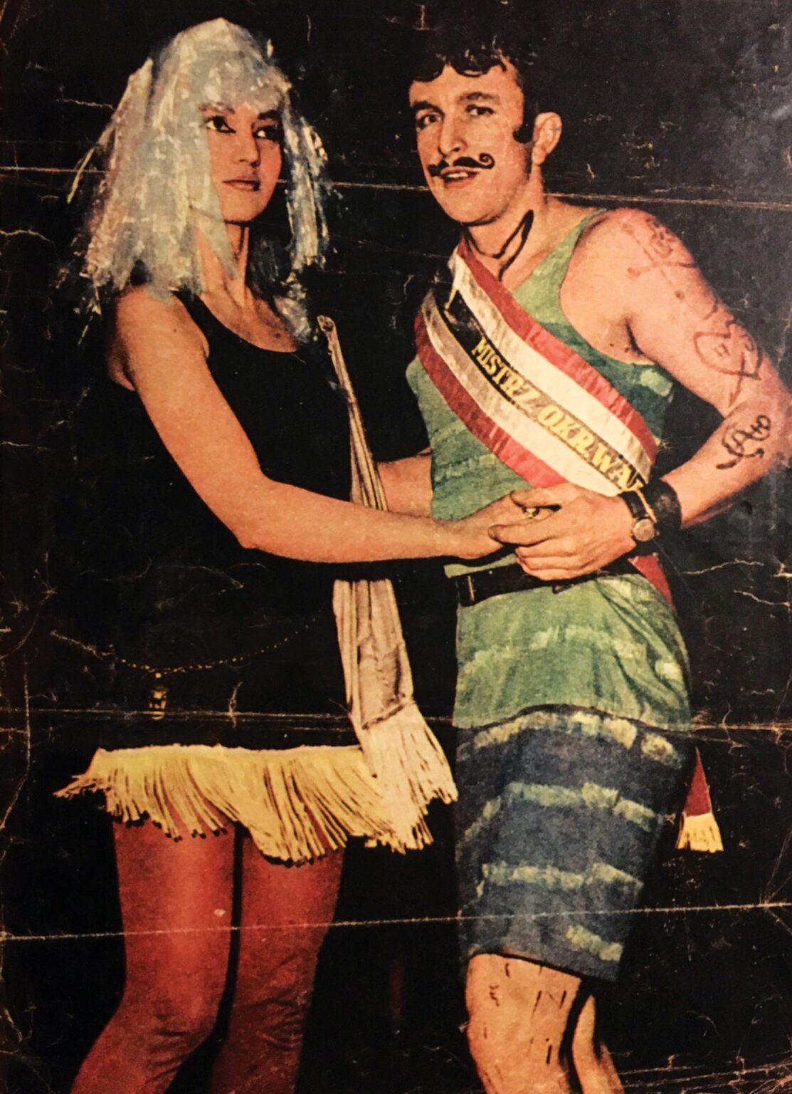 08 Bal Gałganiarzy na ASP lata 60, zdjęcie kolorowe Teresy i Janusza w strojach gałganiarzy