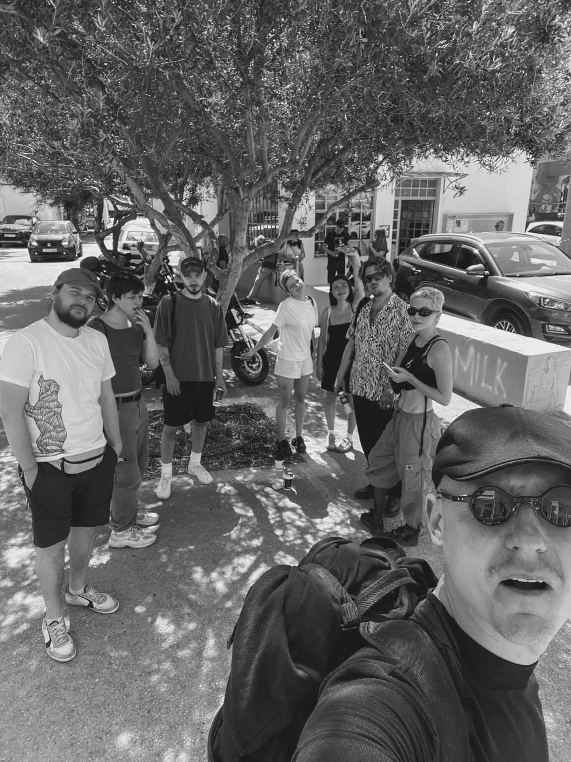 Carnobiała fotografia przedstawiająca uczestników wydarzenia "Post Visual Agreements", grupa osób studenckich w plenerze