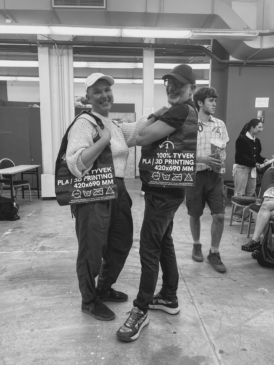 Carnobiała fotografia przedstawiająca uczestników wydarzenia "Post Visual Agreements", grupa dydaktyków i osób studenckich we wnętrzu