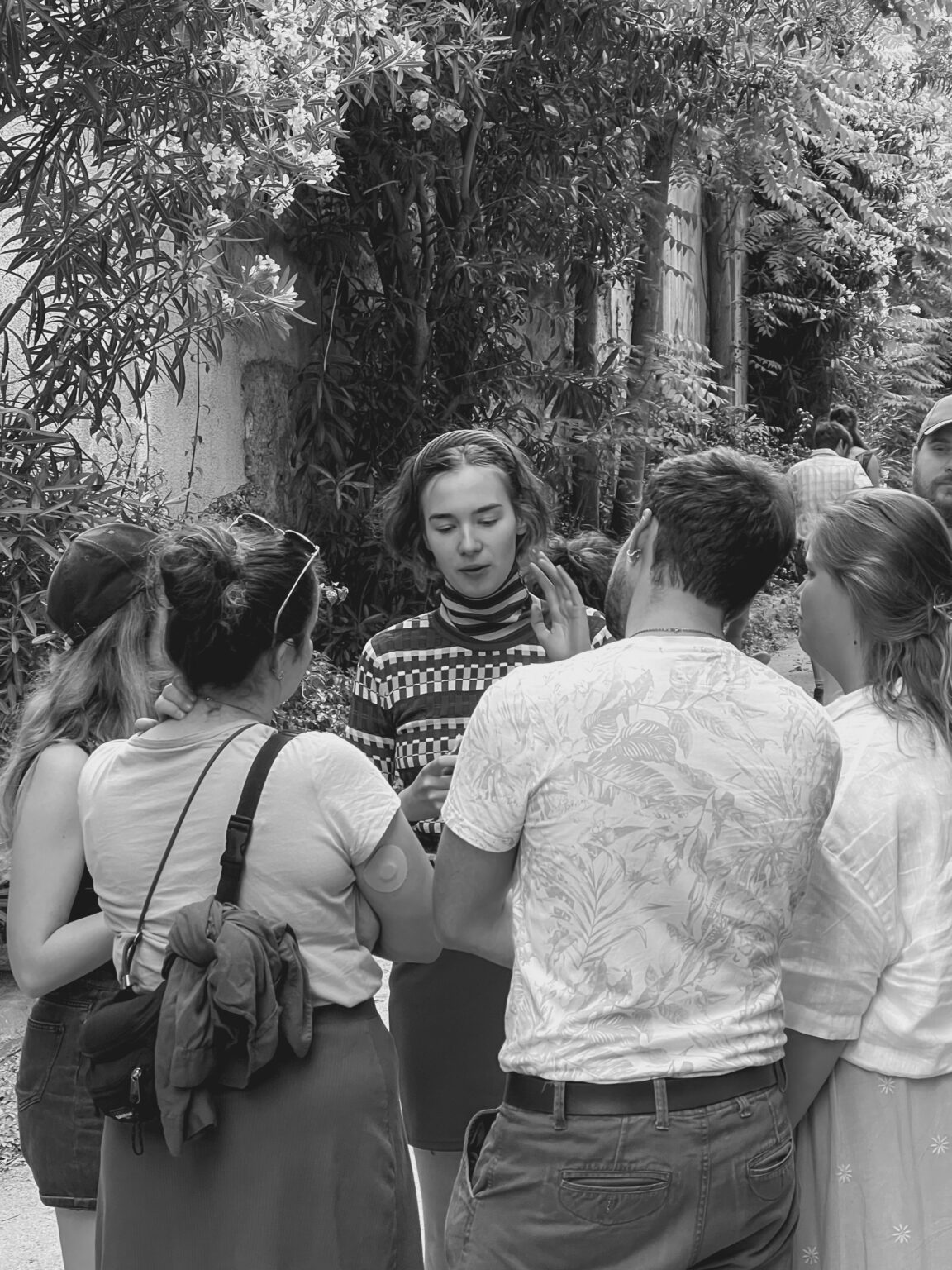 Carnobiała fotografia przedstawiająca uczestników wydarzenia "Post Visual Agreements", grupa osób studenckich w plenerze