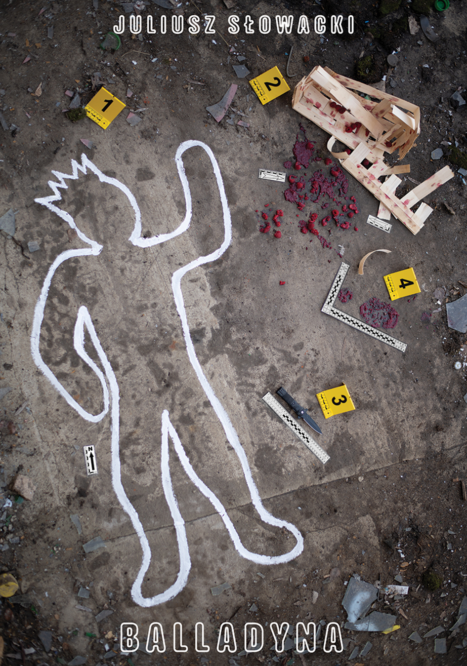 plakat do „Balladyny” Juliusza Słowackiego przedstawiający zdjęcie miejsca zbrodni widziane z góry. Na chodniku odrysowany kredą obrys ludzkiego ciała w koronie, obok zaznaczone żółtymi znaczkami służącymi do oznakowania miejsca zbrodni znajdują się nóż oraz łubianka z malinami.