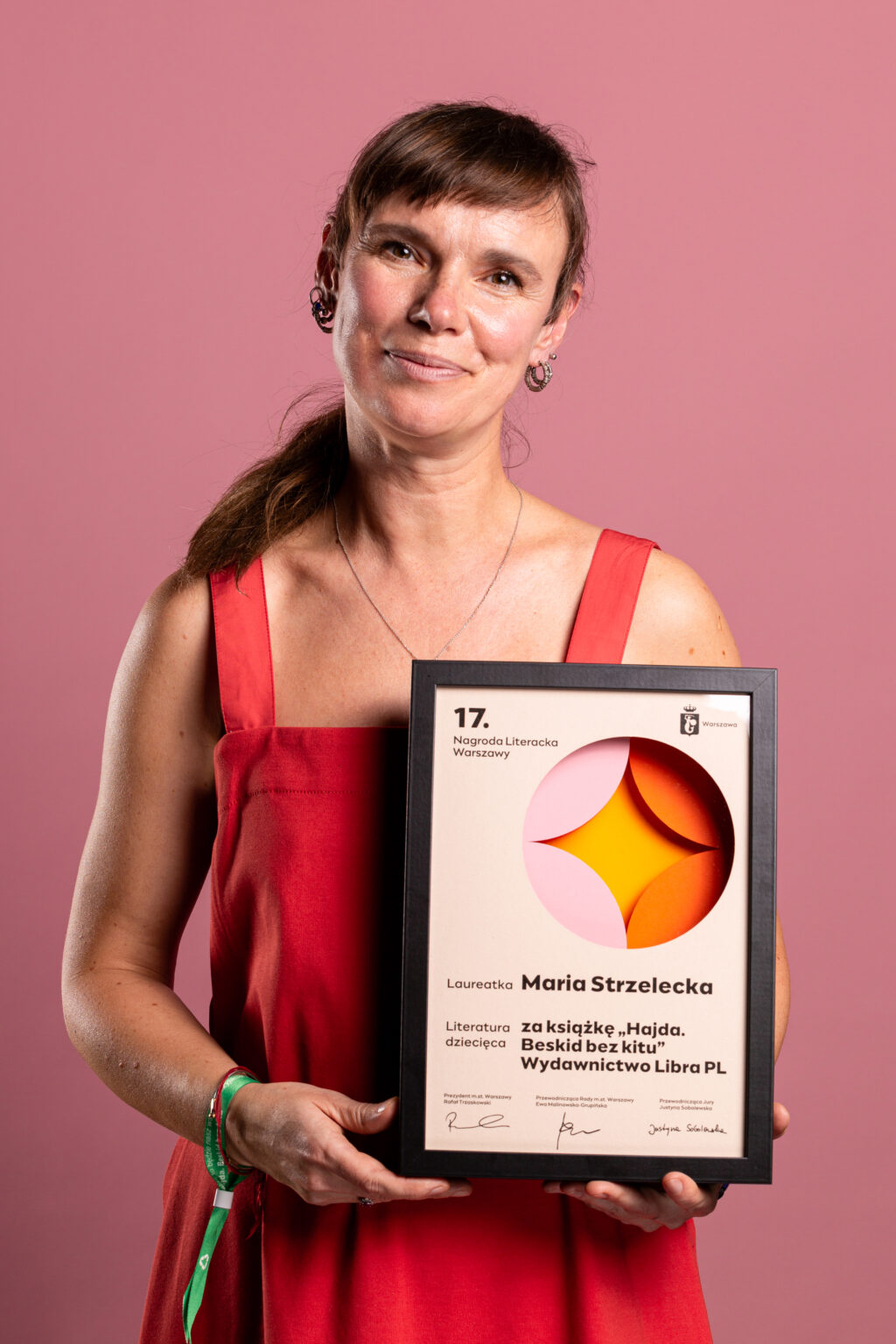 Zdjęcie Marii Strzeleckiej z nagrodą literacką ust Warszawy