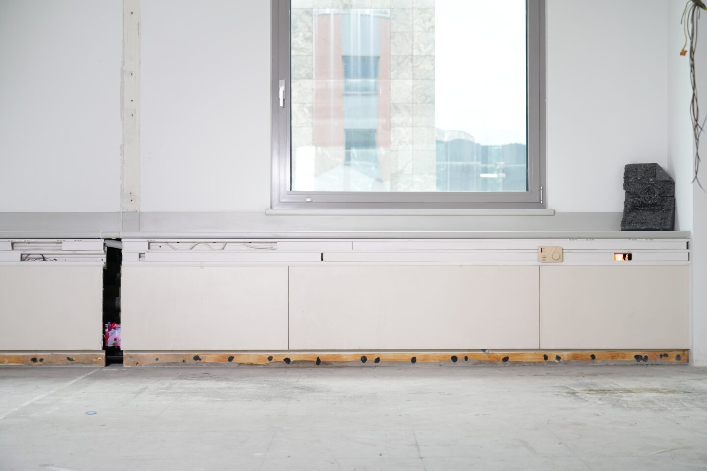 Mikroskopijne wideo ukryte w panelu ściennym przy podłodze.