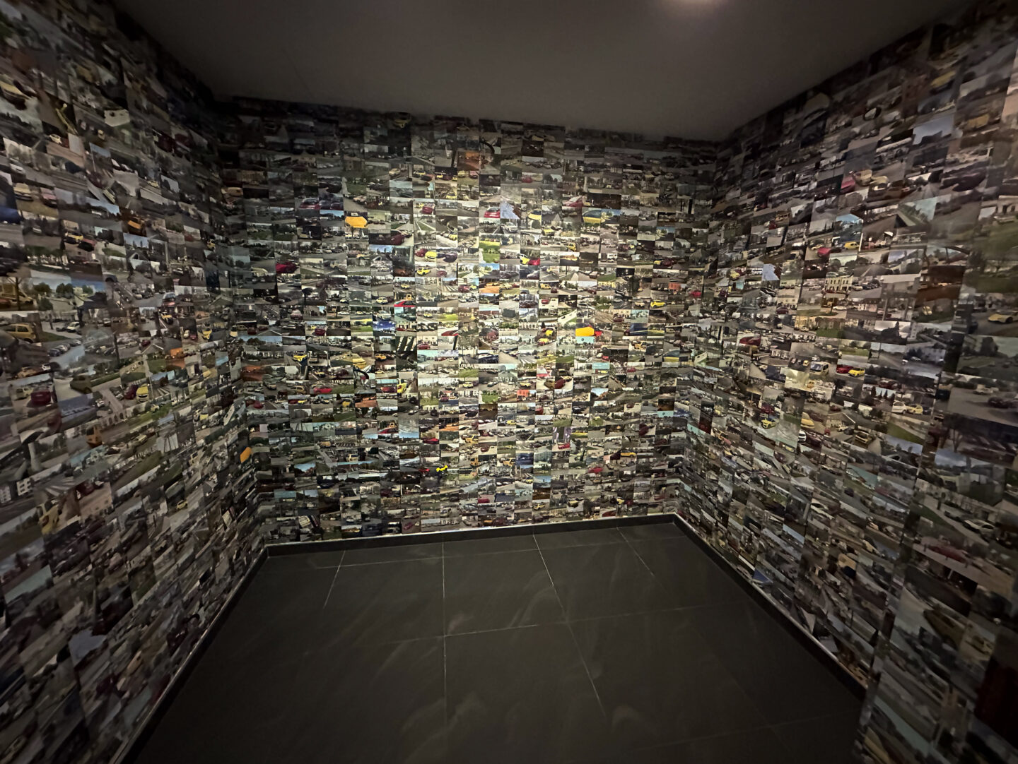 Gigantyczny kolaż fotograficzny składający się z fotografii żółtych aut, umieszczonych na trzech sąsiadujących ścianach pomieszczenia.