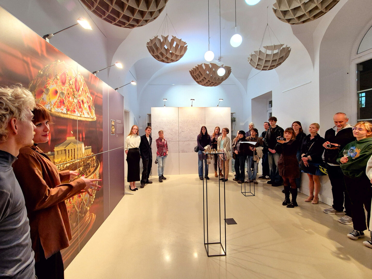 Wernisaż Wystawy "Syndrom nadmiaru". Kurator Piotr Kucia i osoby studenckie prezentują prace. Widoczna publiczność