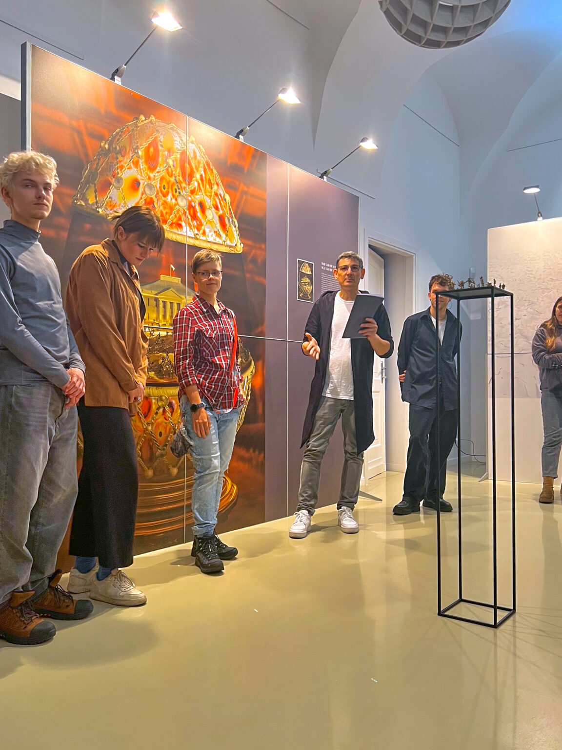 Wernisaż Wystawy "Syndrom nadmiaru". Kurator Piotr Kucia i osoby studenckie prezentują prace