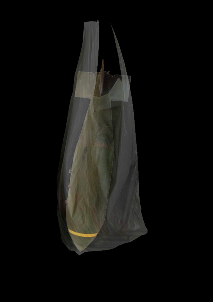 Lecąca w dół bomba w plastikowej reklamówce na czarnym tle