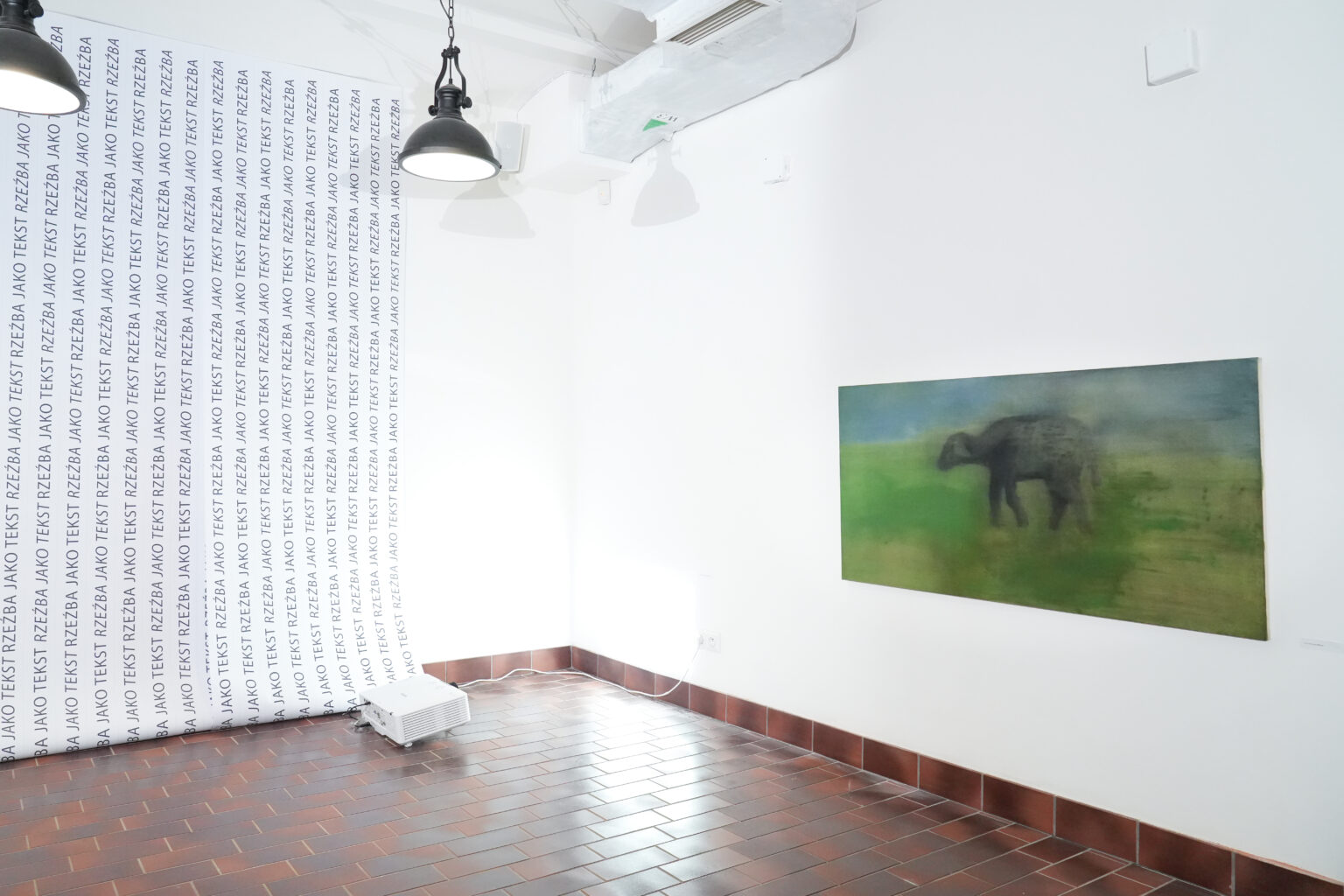 praca „Halle II”, autorem jest Ant Łakomsk. Wystawa „Rzeźba jako tekst” w Muzeum Woli.