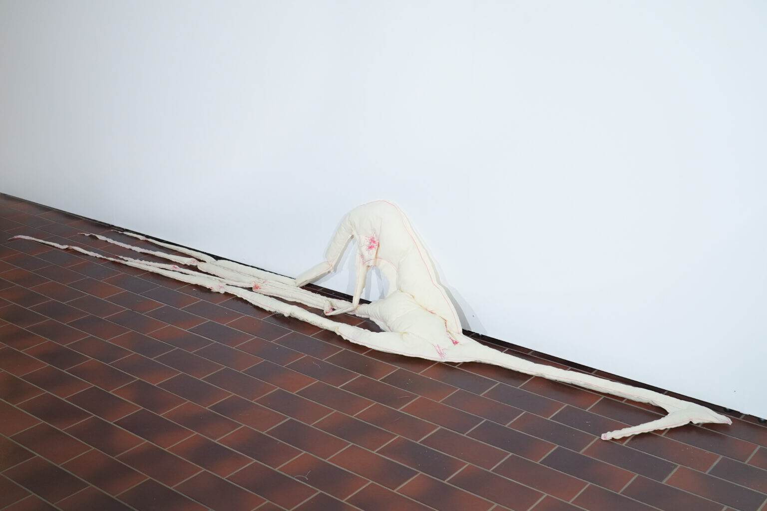 Praca Agi Suchockiej, przestawiająca zniekształcone ciało tytułowej „Żyrafy” podczas wystawy „Rzeźba jako tekst” w Muzeum Woli.