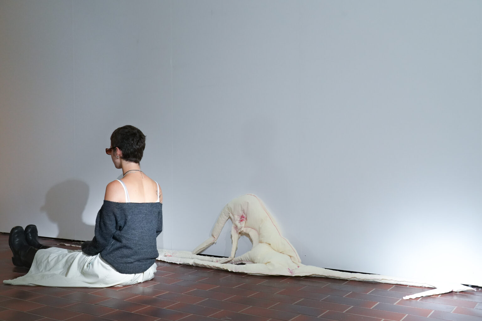 Autorka Aga Suchocka z pracą „Żyrafa” w przestrzeni wystawy.