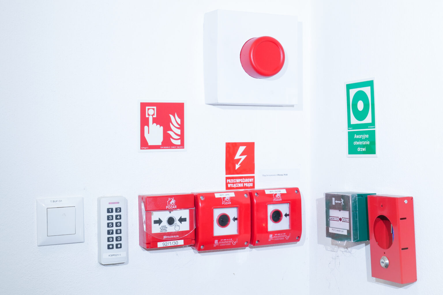 praca „Obrona Woli” w postaci czerwonego przycisku, prezentowanego podczas wystawy „Rzeźba jako tekst” w Muzeum Woli. Autorem jest Pipq Szczęsnowicz.