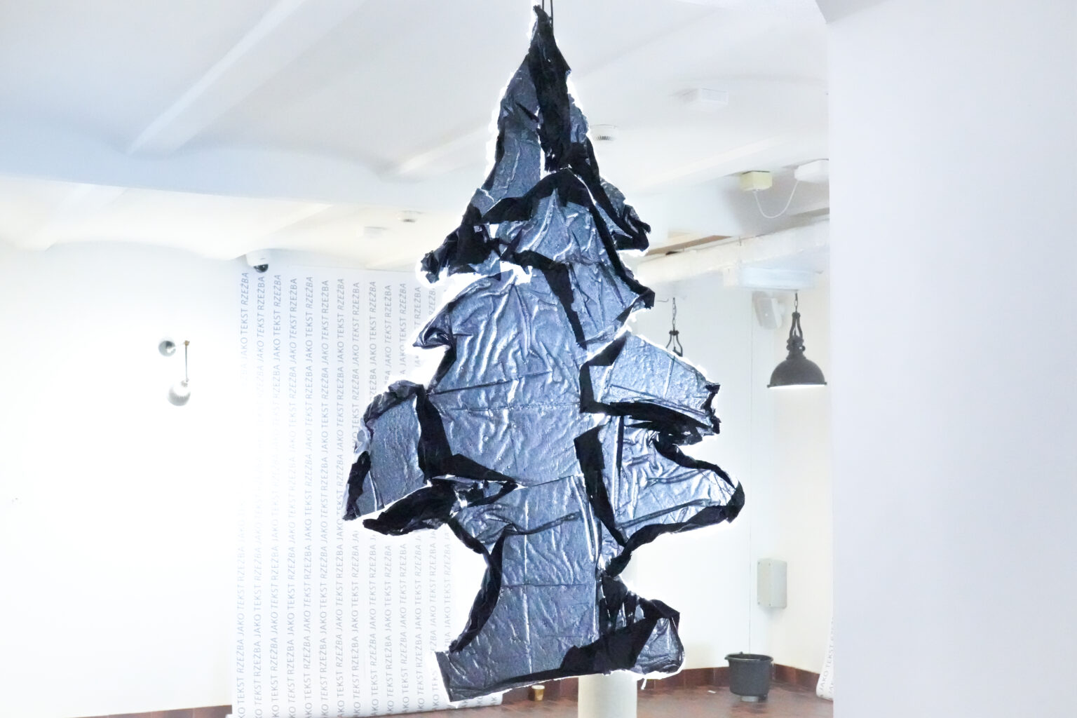 wiszący obiekt „Żagle” autorstwa Julii Cichockiej, prezentowany podczas wystawy „Rzeźba jako tekst” w Muzeum Woli, czerwiec 2024.