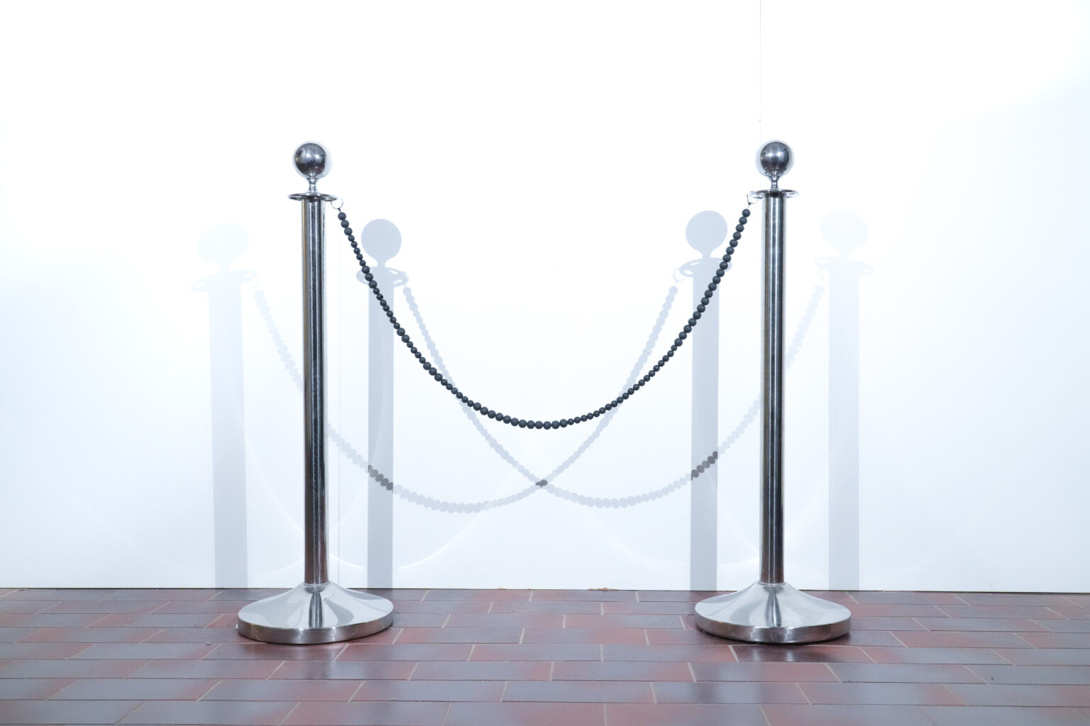 obiekt „Bramkarz” autorstwa Pauliny Bijoch, prezentowany podczas wystawy „Rzeźba jako tekst” w Muzeum Woli.