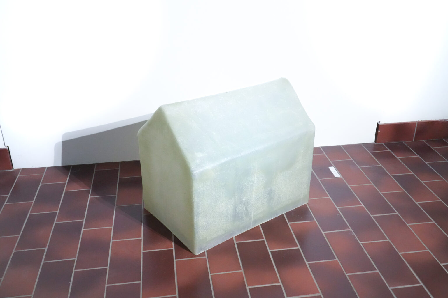 podświetlany obiekt „Niebo pokoju” autorstwa Sary Stupiec, prezentowana podczas wystawy „Rzeźba jako tekst” w Muzeum Woli.