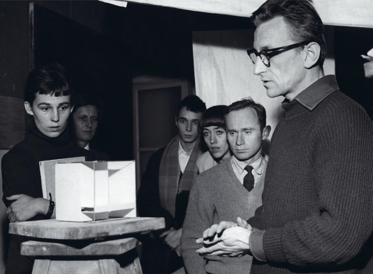 Grupa osób podczas zajęć grupowych. Zdjęcie archiwalne