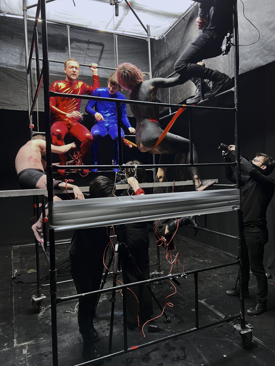 Grupa osób podczas działań performatywnych