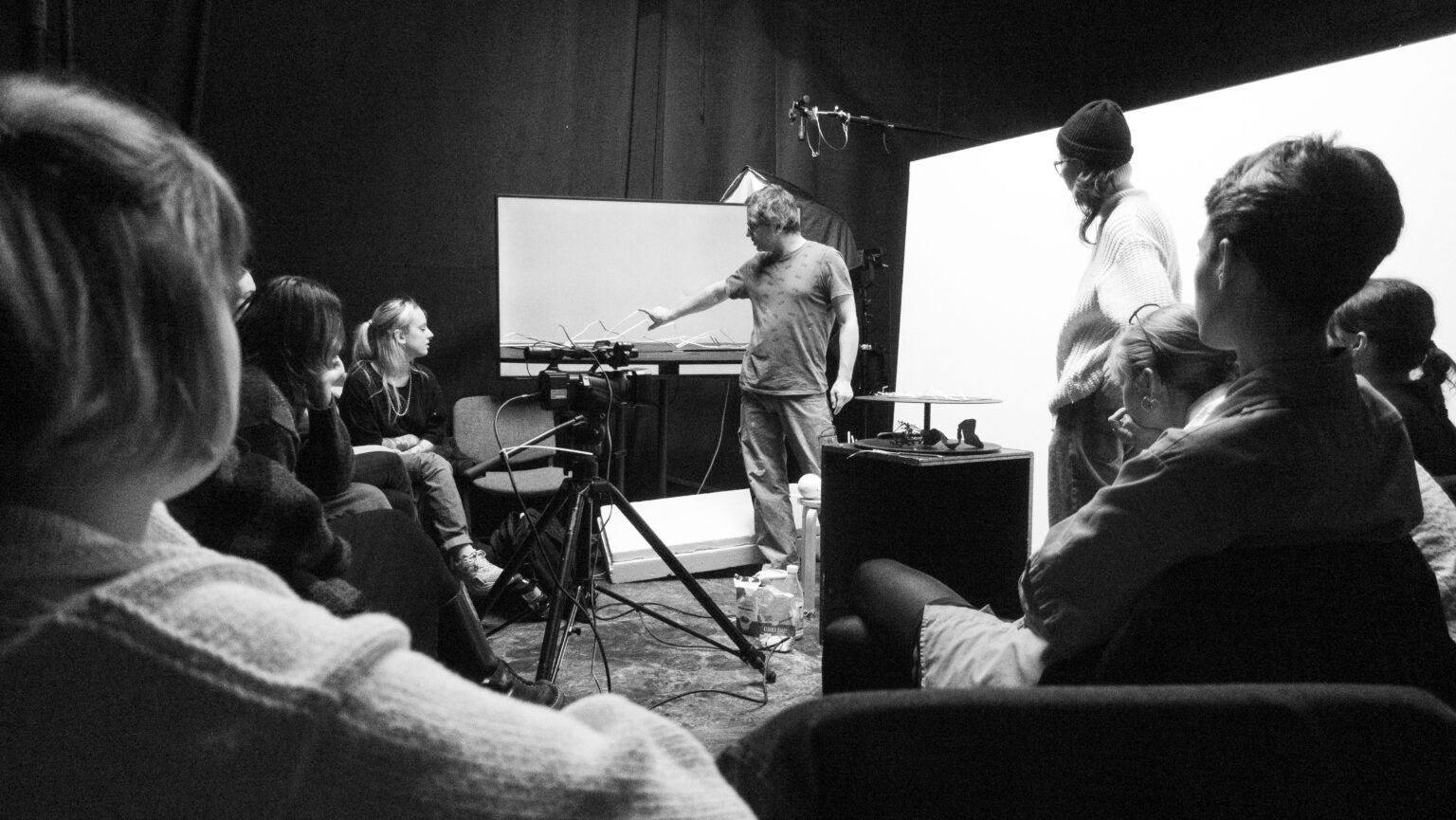 Grupa osób podczas zajęć grupowych