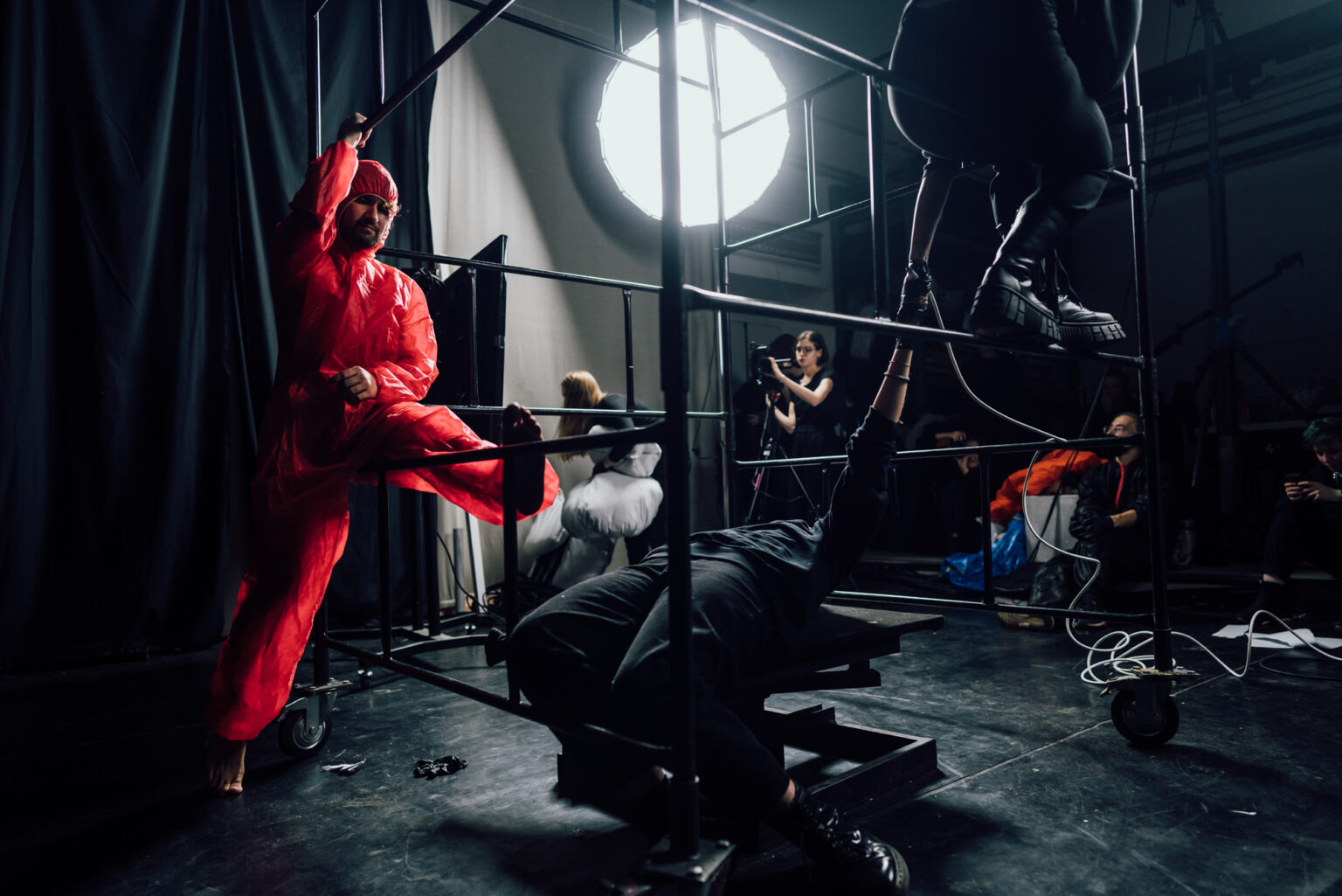 Performatywne, grupowe działanie studenckie. Budowanie własnego języka komunikacji wizualnej.