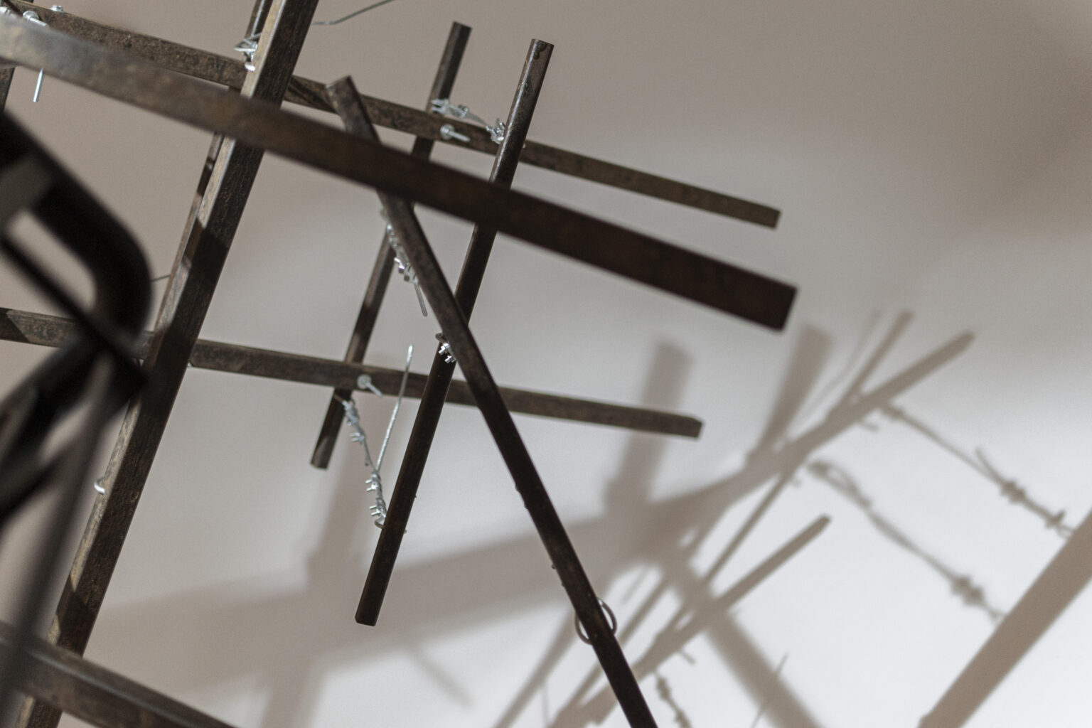 Rzeźba metalowa w Muzeum Woli. Autorka Anna Murawska