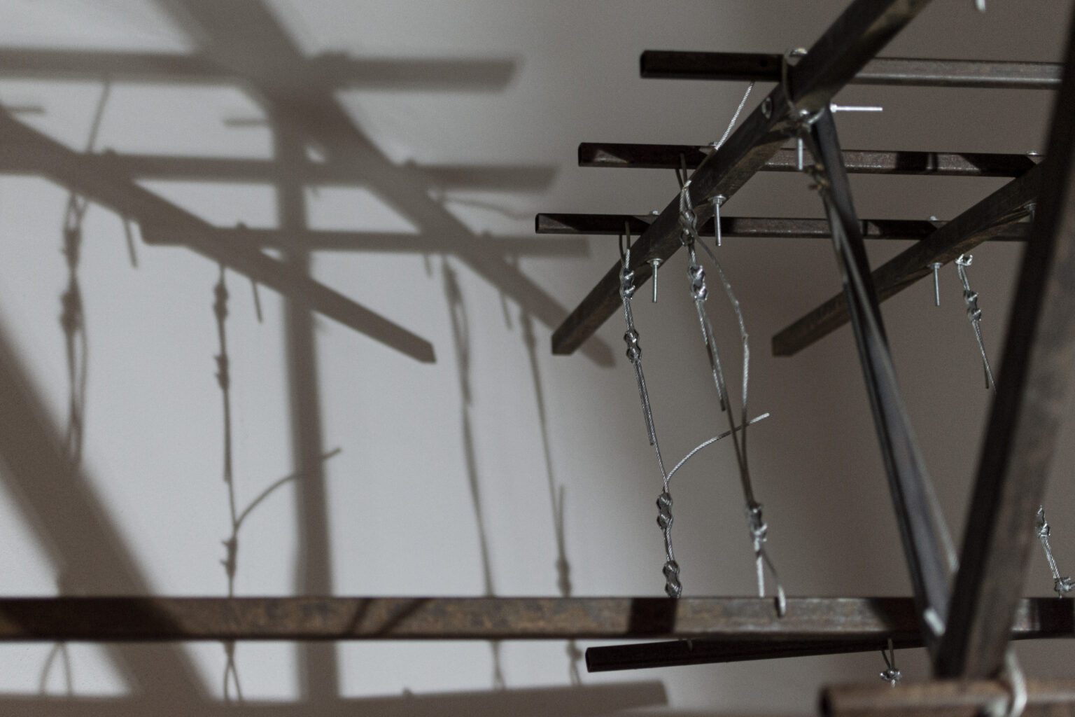 Rzeźba metalowa w Muzeum Woli. Autorka Anna Murawska