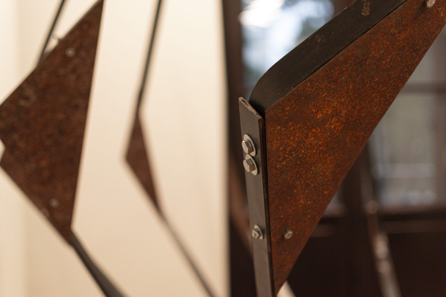 Rzeźba metalowe w Muzeum Woli.