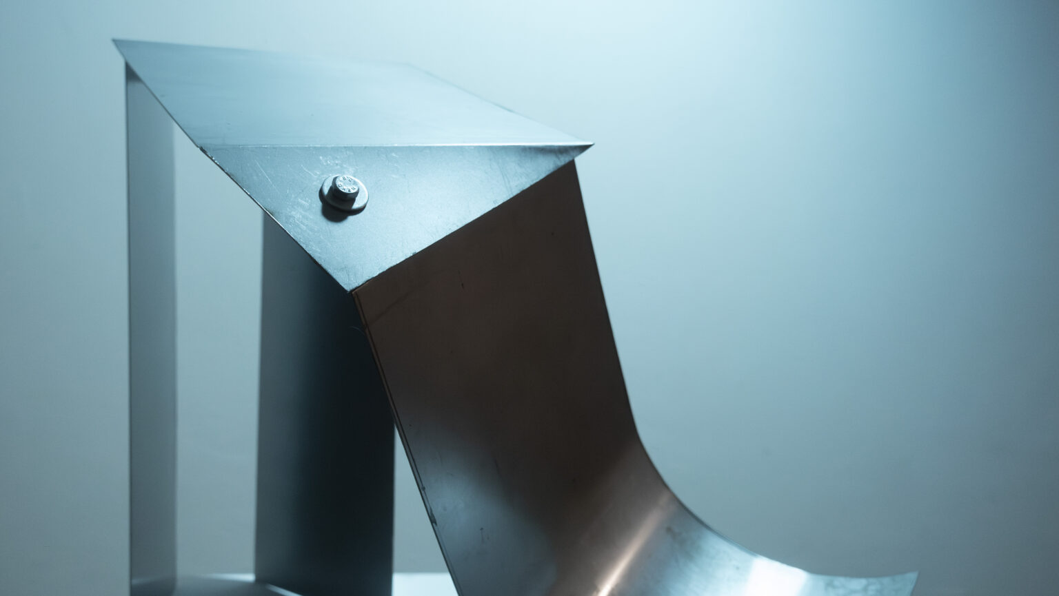 Rzeźba metalowa w Muzeum Woli. Autorka Olga Sztangret