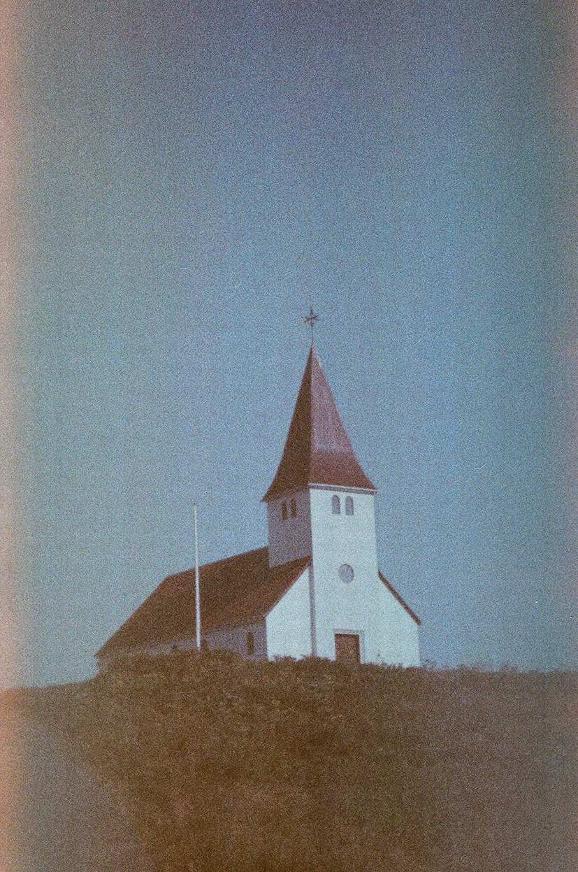 mały kościół na wzgórzu, fotografia kolorowa