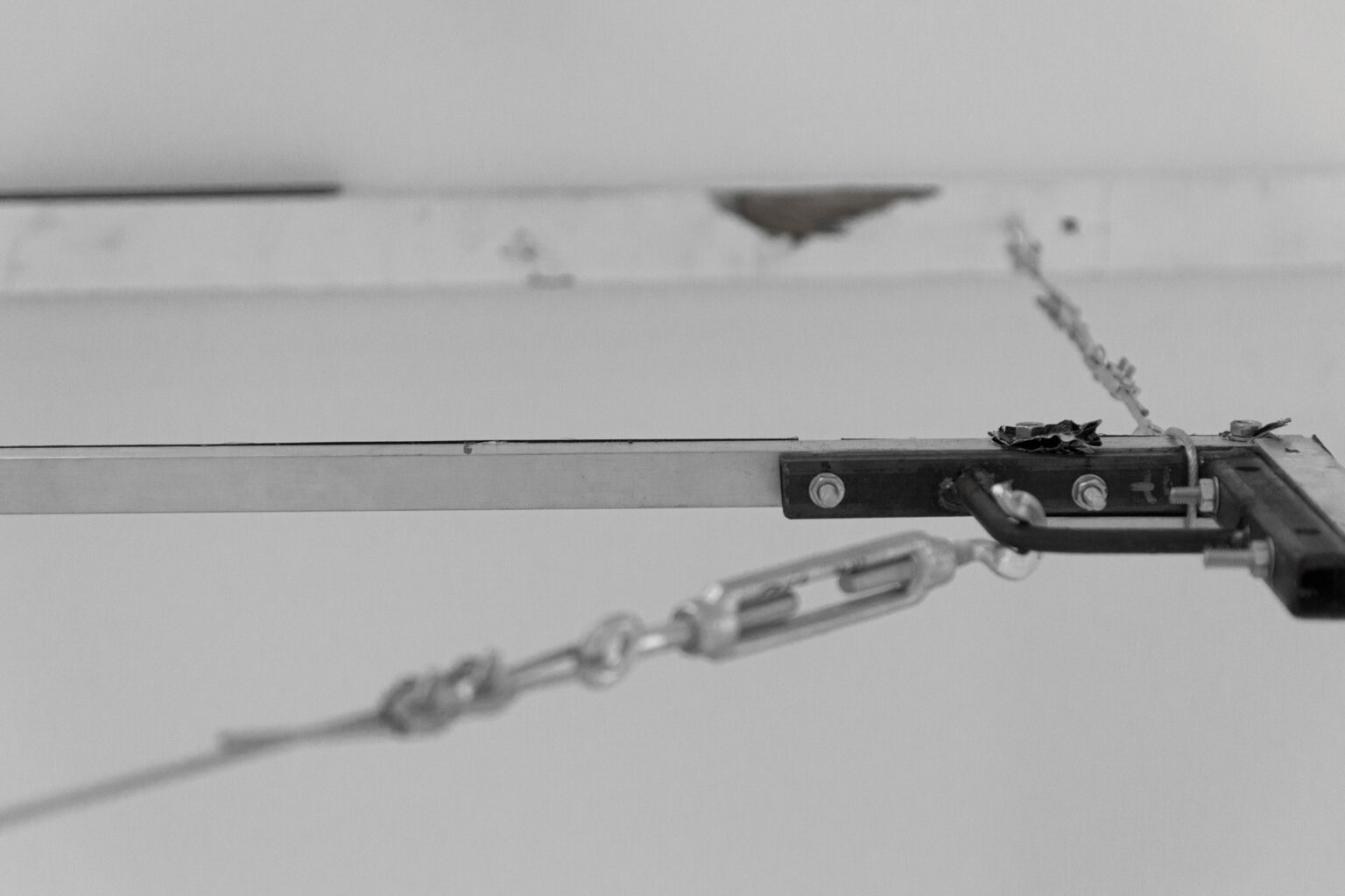 Metalowe obiekty przestrzenne eksponowane w Hop Gallery. Obszar z zaaranżowaną scenografią VR - metalowe, płaszczyzny w formie ram, które nakreślają przestrzeń sześcianu, a w rogach stoliki z okularami do VR.