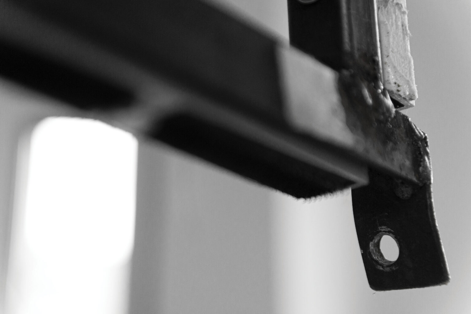 Metalowe obiekty przestrzenne eksponowane w Hop Gallery. Obszar z zaaranżowaną scenografią VR - metalowe, płaszczyzny w formie ram, które nakreślają przestrzeń sześcianu, a w rogach stoliki z okularami do VR.