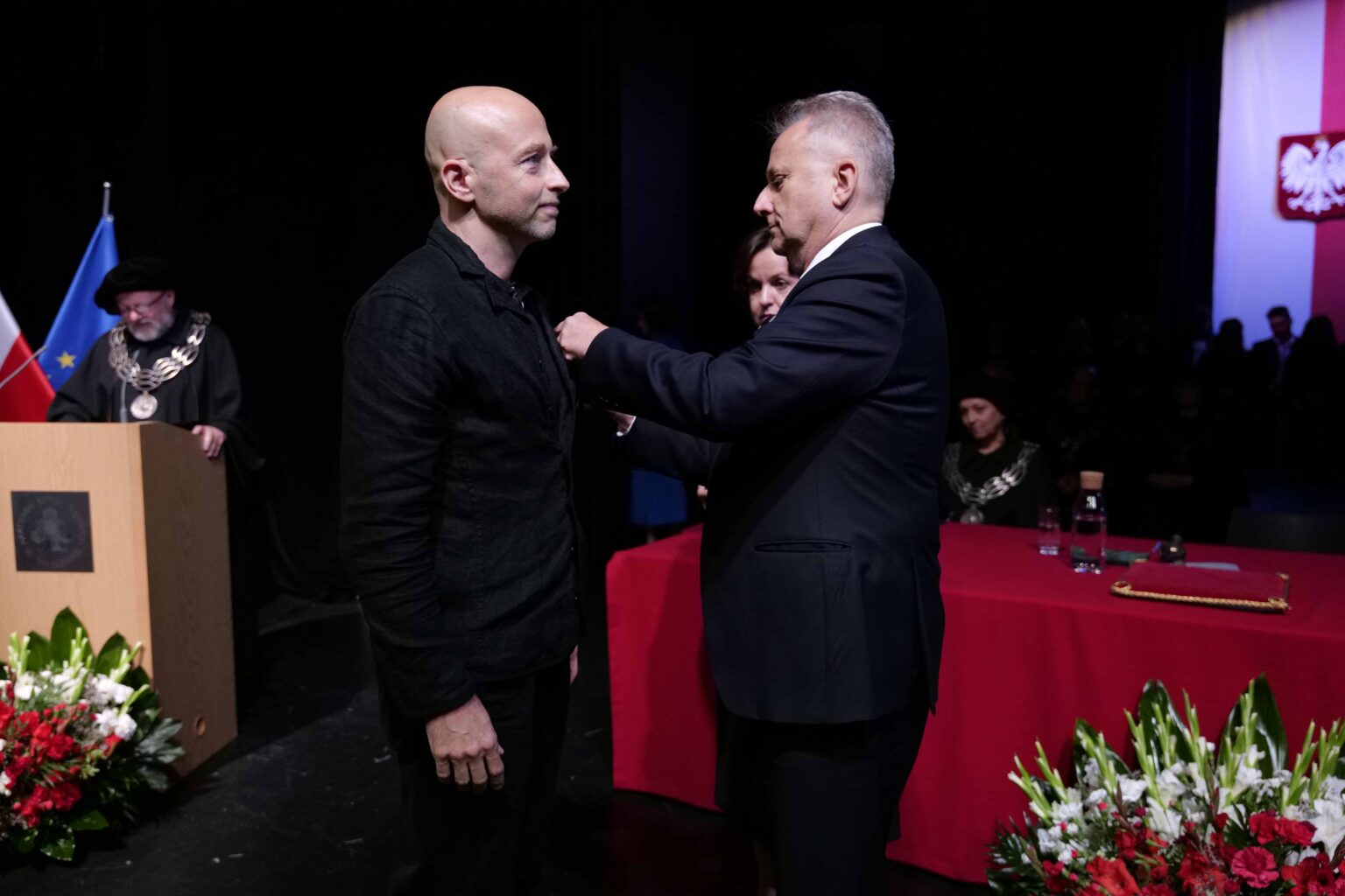 Wiceminister Sławomir Rogowski wręcza medal "Zasłużony Kulturze Gloria Artis" prof. Protowi Jarnuszkiewiczowi