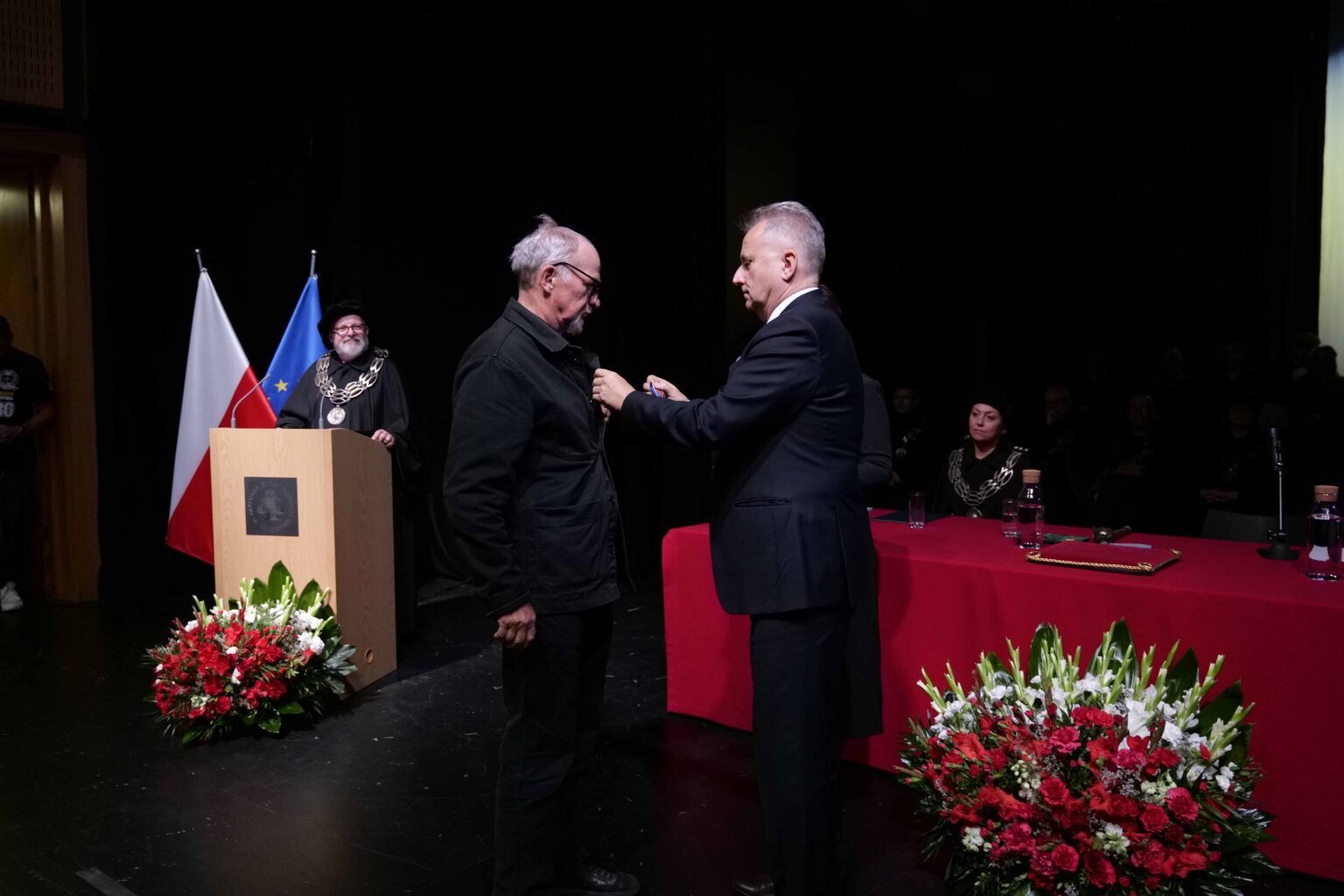 Wiceminister Sławomir Rogowski wręcza medal "Zasłużony Kulturze Gloria Artis" dr hab. prof. uczelni Pawłowi Susidowi