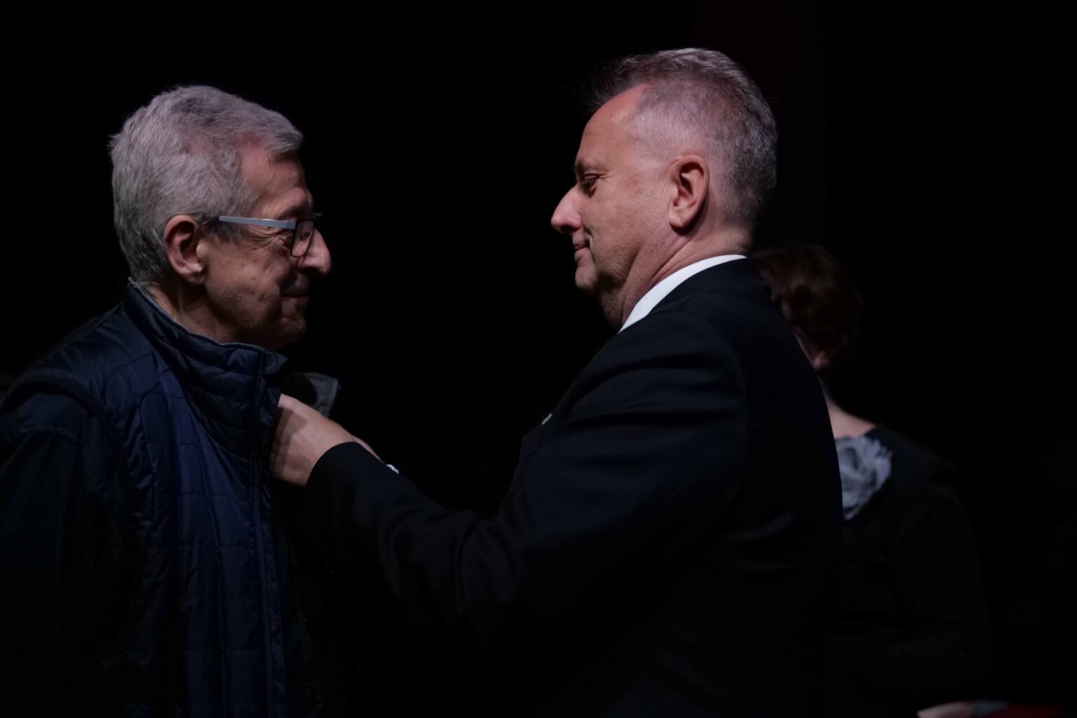 Wiceminister Sławomir Rogowski wręcza medal "Zasłużony Kulturze Gloria Artis" prof. Mariuszowi Wideryńskiemu