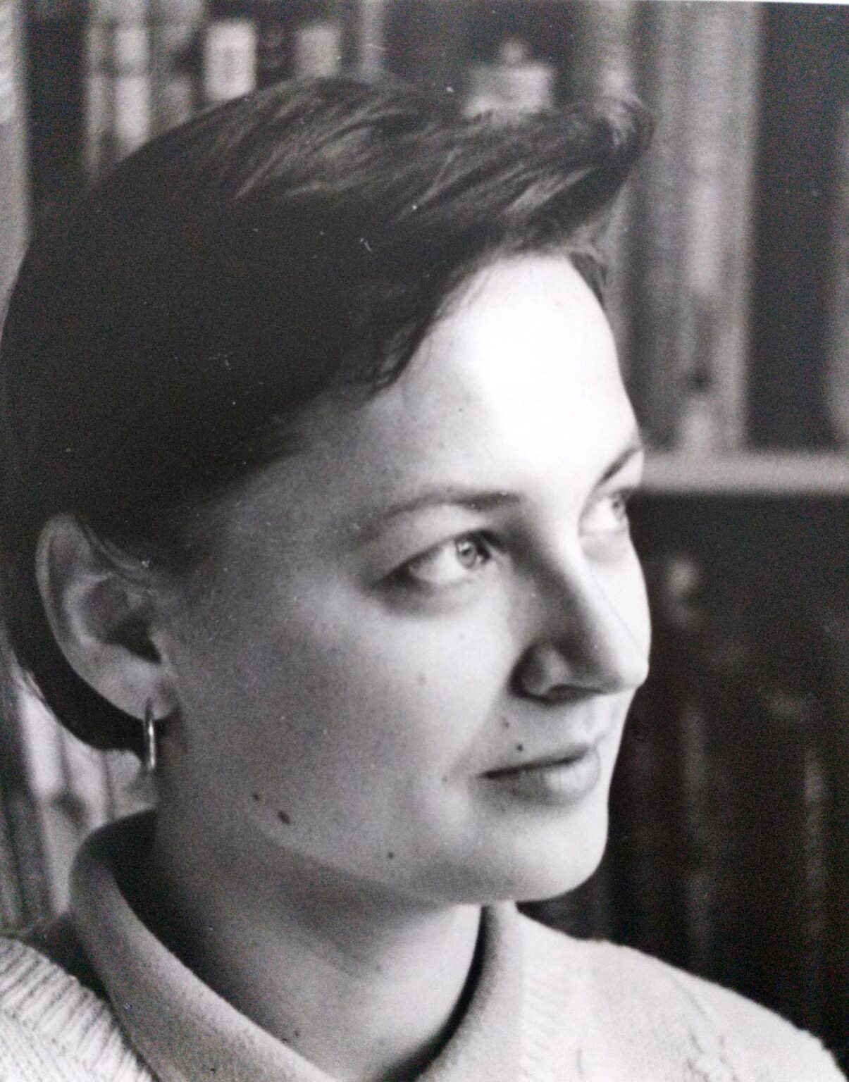 Portret kobiety w krótkich włosach.