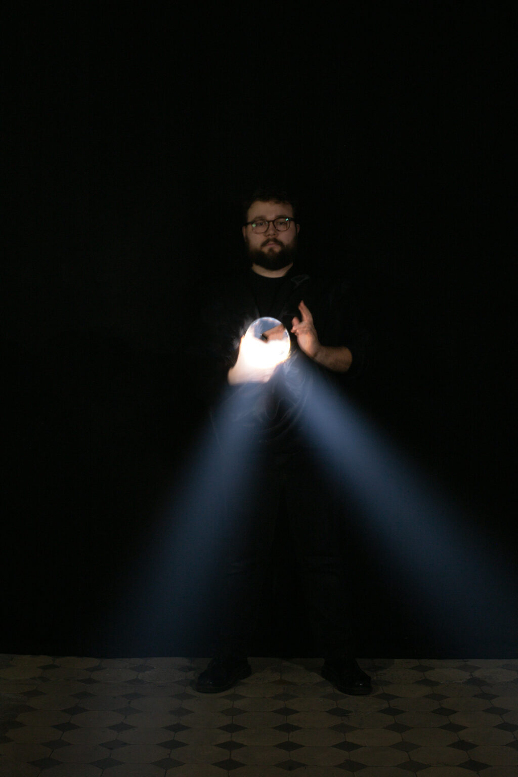 Portret mężczyzny w ciemnym pomieszczeniu