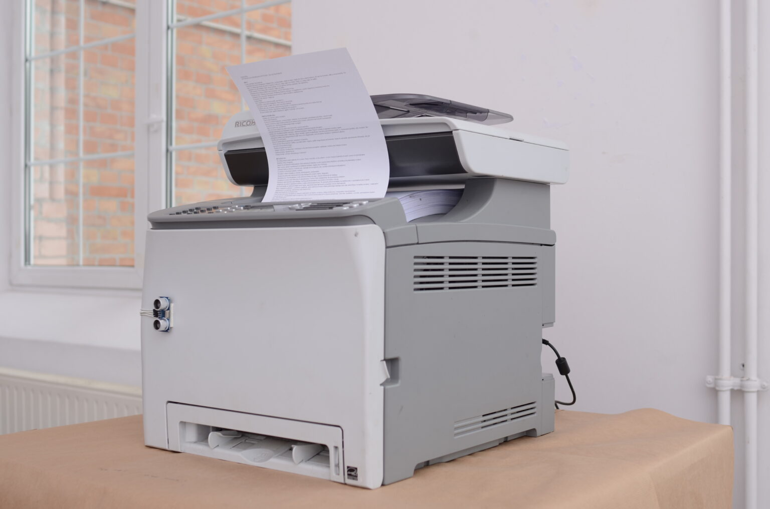 Drukarka w pomieszczeniu biurowym