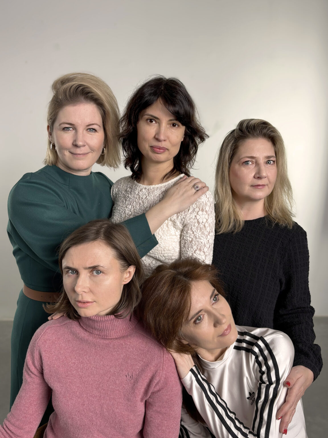 Grupowy portret kobiecy. Artystki biorące udział w wystawie Alma Mater.