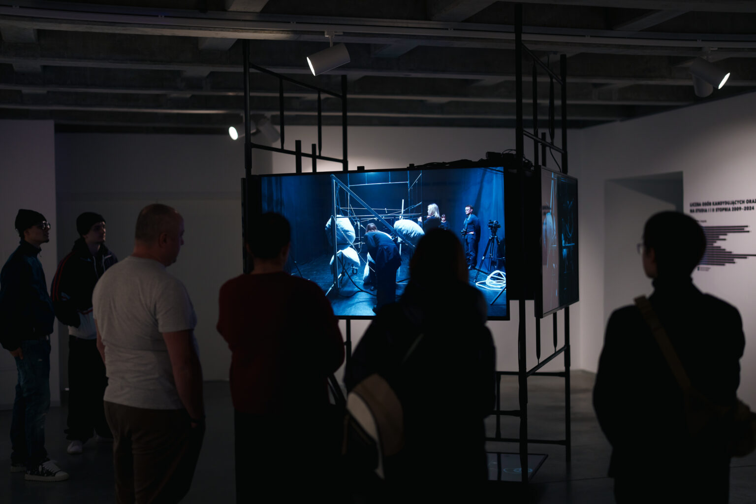 Wernisaż wystawy sztuki w galerii