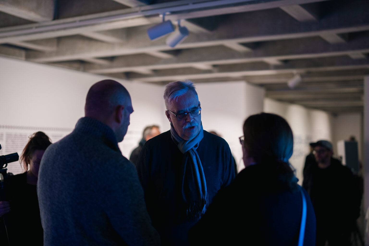 Wernisaż wystawy sztuki w galerii