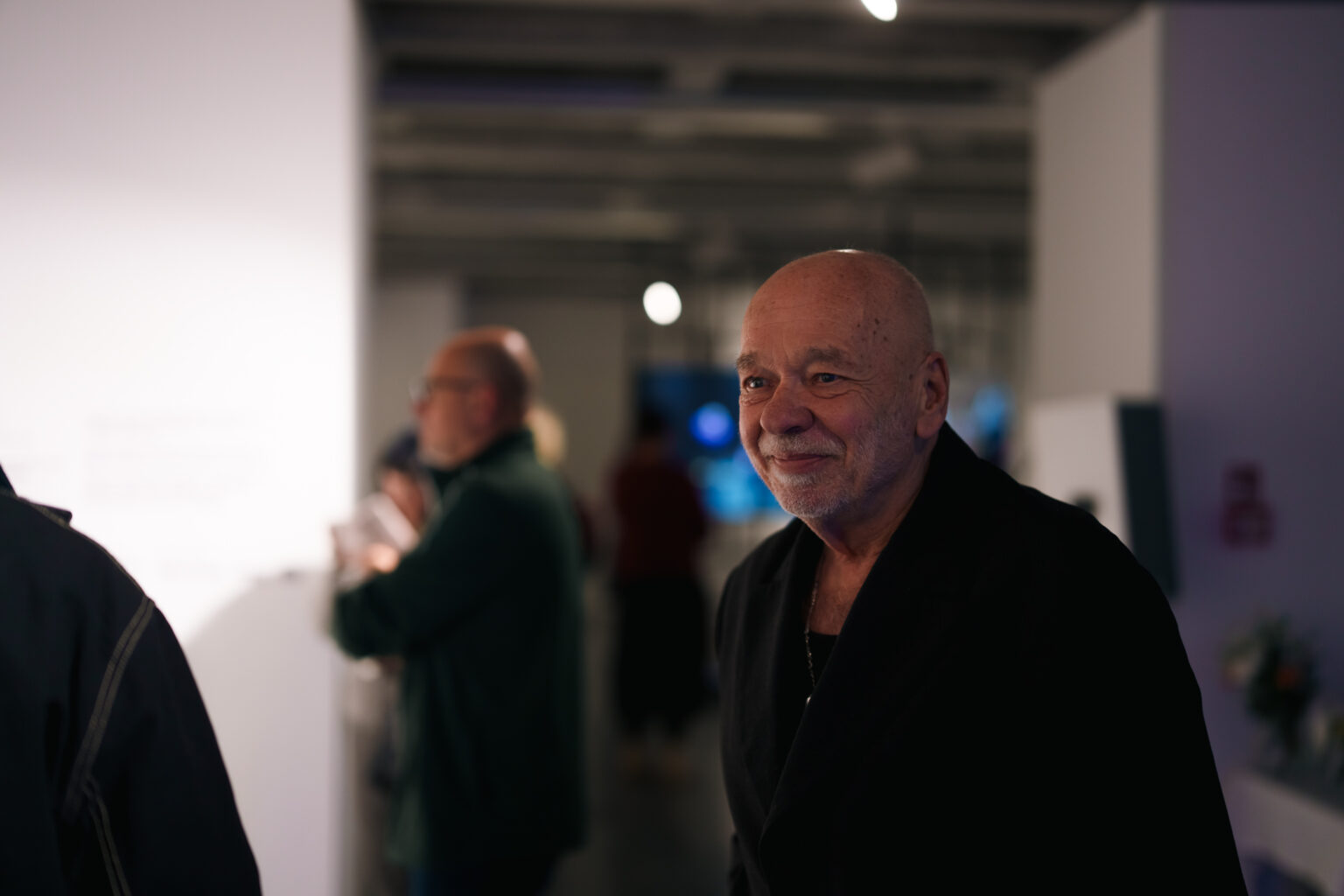 Wernisaż wystawy sztuki w galerii