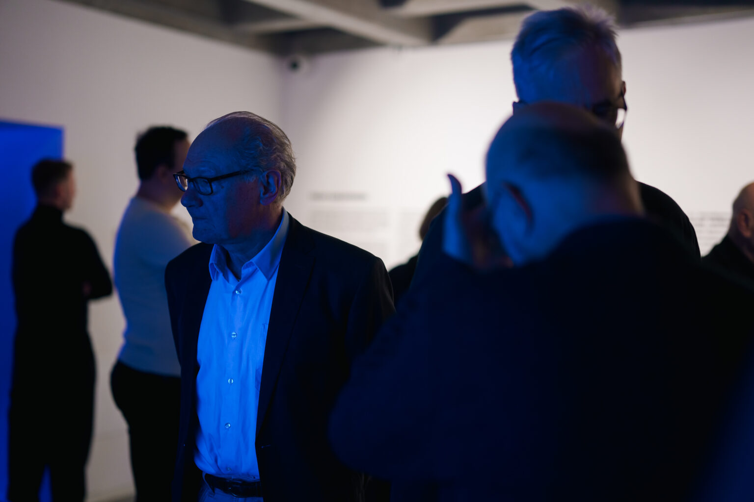 Wernisaż wystawy sztuki w galerii