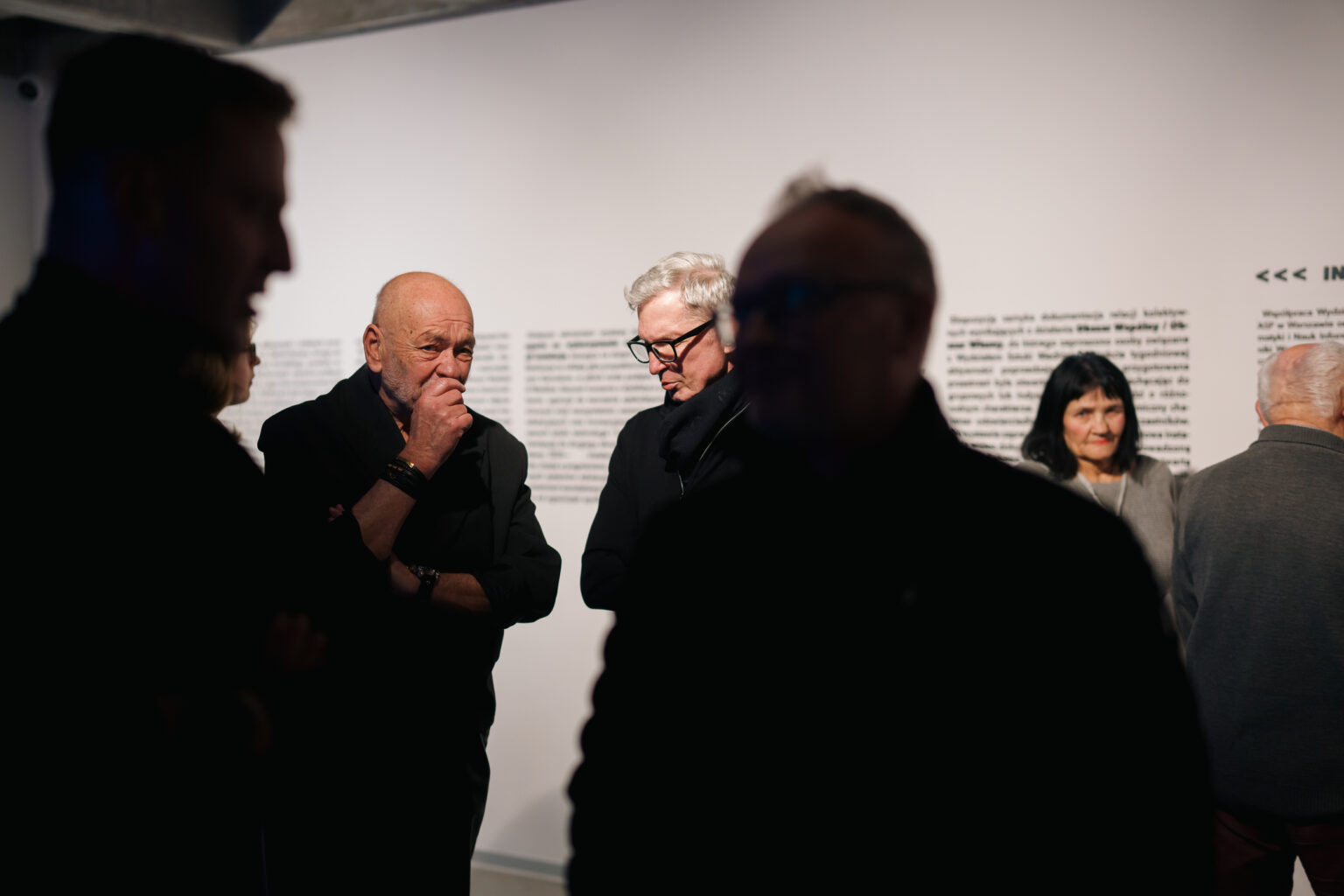 Wernisaż wystawy sztuki w galerii