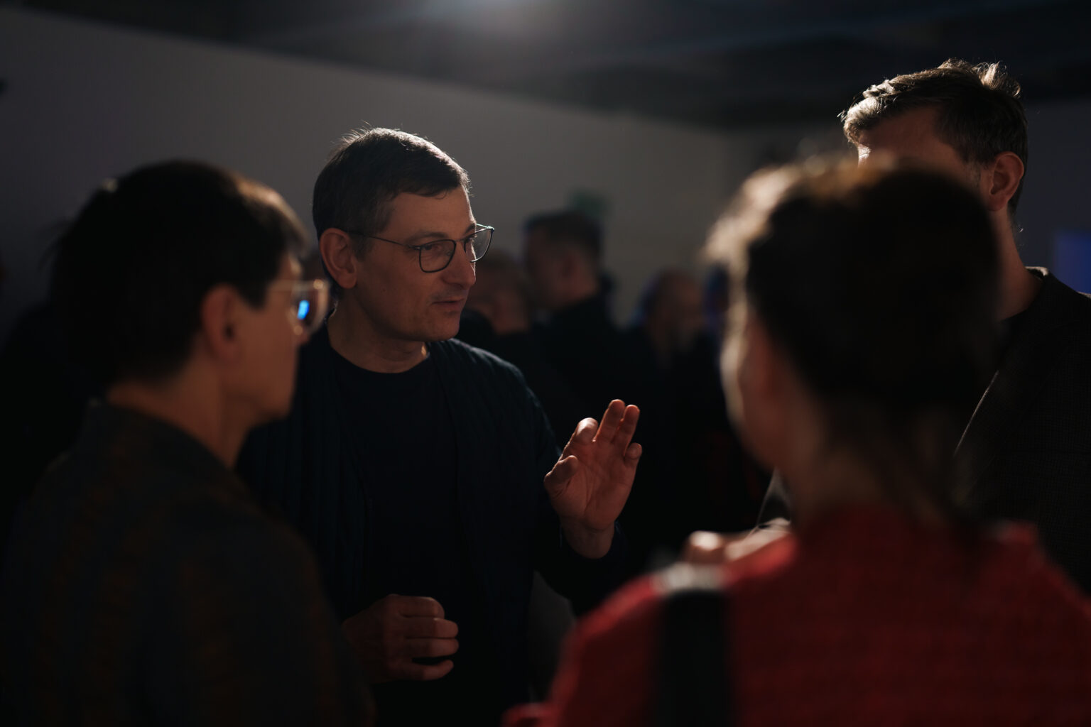 Wernisaż wystawy sztuki w galerii