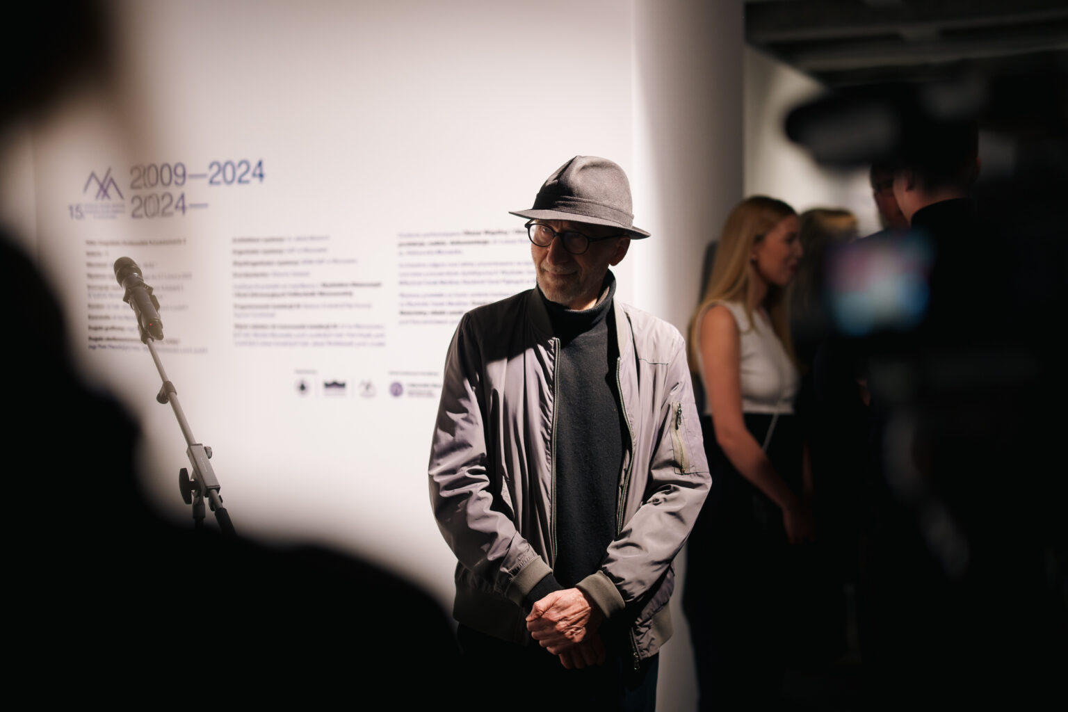 Wernisaż wystawy sztuki w galerii