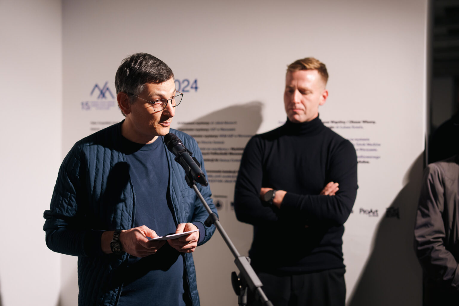 Wernisaż wystawy sztuki w galerii